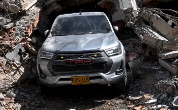 Recuperan un Toyota Hilux intacto sepultado entre los escombros del terremoto en Colombia Toyota Hilux sepultado entre los escombros del terremoto en Colombia