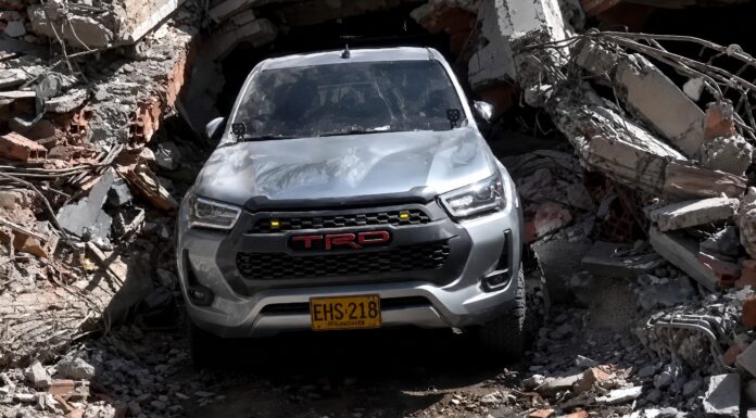 Recuperan un Toyota Hilux intacto sepultado entre los escombros del terremoto en Colombia Toyota Hilux sepultado entre los escombros del terremoto en Colombia