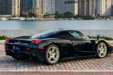 Subasta Ferrari Enzo Negro/Rojo