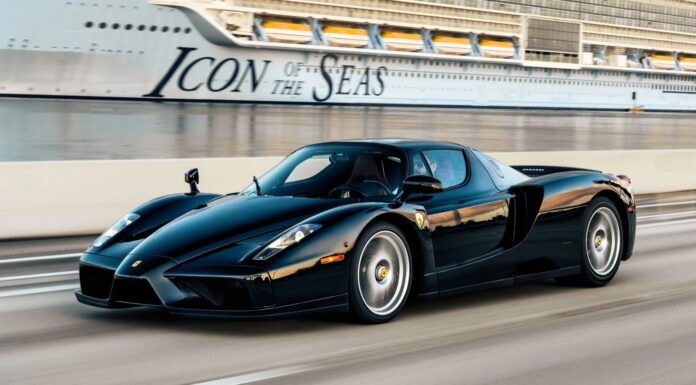 A subasta uno de los tres Ferrari Enzo acabados en negro con el interior rojo, podría alcanzar los 9,5 millones de euros Subasta Ferrari Enzo Negro/Rojo