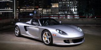 A subasta un Porsche Carrera GT de 2005 a estrenar, con apenas 600 kilómetros Subasta Porsche Carrera GT 2005