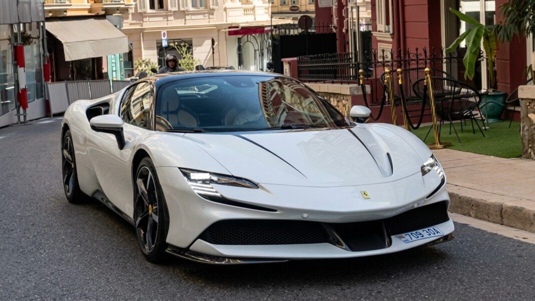alexandra-leclerc-ferrari-sf90-stradale Alexandra Leclerc, mujer de Charles Leclerc, recibe su Ferrari SF90 Stradale blanco