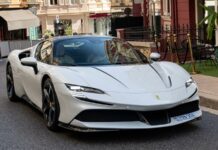 Alexandra Leclerc, mujer de Charles Leclerc, recibe su Ferrari SF90 Stradale blanco con el número 16 del piloto monegasco Alexandra Leclerc, mujer de Charles Leclerc, recibe su Ferrari SF90 Stradale blanco