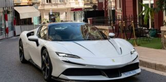 Alexandra Leclerc, mujer de Charles Leclerc, recibe su Ferrari SF90 Stradale blanco con el número 16 del piloto monegasco Alexandra Leclerc, mujer de Charles Leclerc, recibe su Ferrari SF90 Stradale blanco