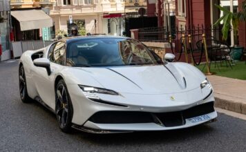 Alexandra Leclerc, mujer de Charles Leclerc, recibe su Ferrari SF90 Stradale blanco con el número 16 del piloto monegasco Alexandra Leclerc, mujer de Charles Leclerc, recibe su Ferrari SF90 Stradale blanco
