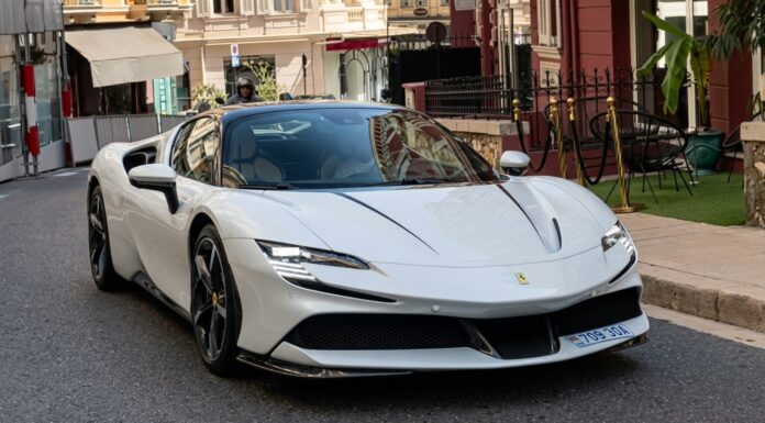 Alexandra Leclerc, mujer de Charles Leclerc, recibe su Ferrari SF90 Stradale blanco con el número 16 del piloto monegasco Alexandra Leclerc, mujer de Charles Leclerc, recibe su Ferrari SF90 Stradale blanco