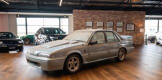 A subasta un HSV Walkinshaw Commodore de 1988 que ha permanecido guardado en un granero durante más de 30 años con apenas 20 kilómetros Subasta HSV Walkinshaw Commodore