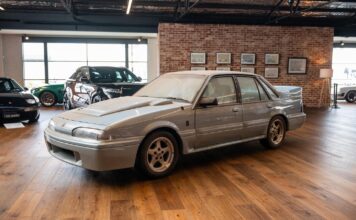 A subasta un HSV Walkinshaw Commodore de 1988 que ha permanecido guardado en un granero durante más de 30 años con apenas 20 kilómetros Subasta HSV Walkinshaw Commodore