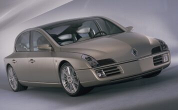 Renault Initiale (1995), el prototipo olvidado que combinaba el diseño de una berlina con la amplitud de un monovolumen y equipaba un motor V10 de Fórmula 1 Renault Initiale