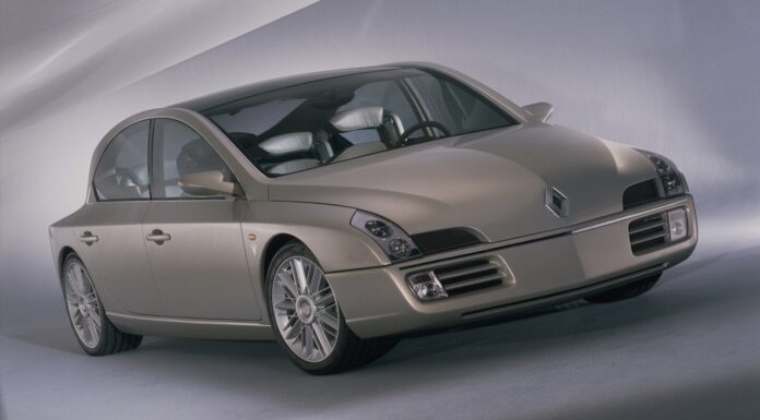 Renault Initiale (1995), el prototipo olvidado que combinaba el diseño de una berlina con la amplitud de un monovolumen y equipaba un motor V10 de Fórmula 1 Renault Initiale