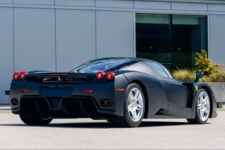 Subasta Ferrari Enzo negro mate