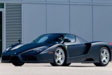 Subasta Ferrari Enzo negro mate