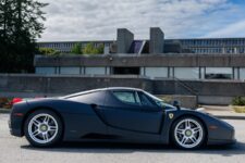Subasta Ferrari Enzo negro mate