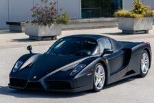 Subasta Ferrari Enzo negro mate