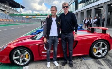 Walter Röhrl conduce un Porsche Carrera GT con Sébastien Ogier de copiloto Walter Röhrl conduce un Porsche Carrera GT con Sébastien Ogier