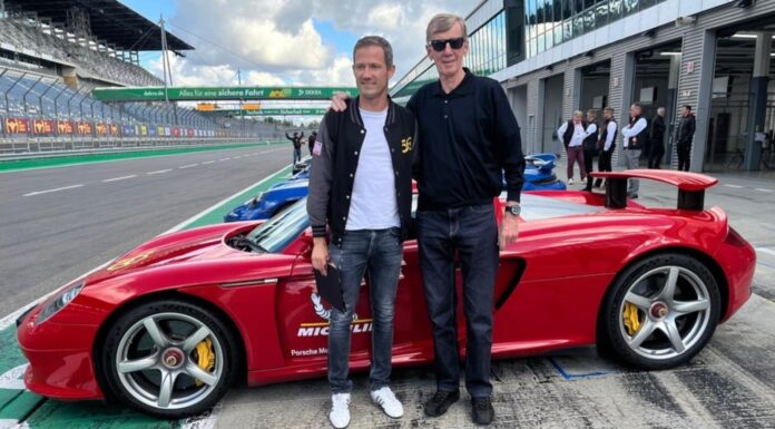 Walter Röhrl conduce un Porsche Carrera GT con Sébastien Ogier de copiloto Walter Röhrl conduce un Porsche Carrera GT con Sébastien Ogier