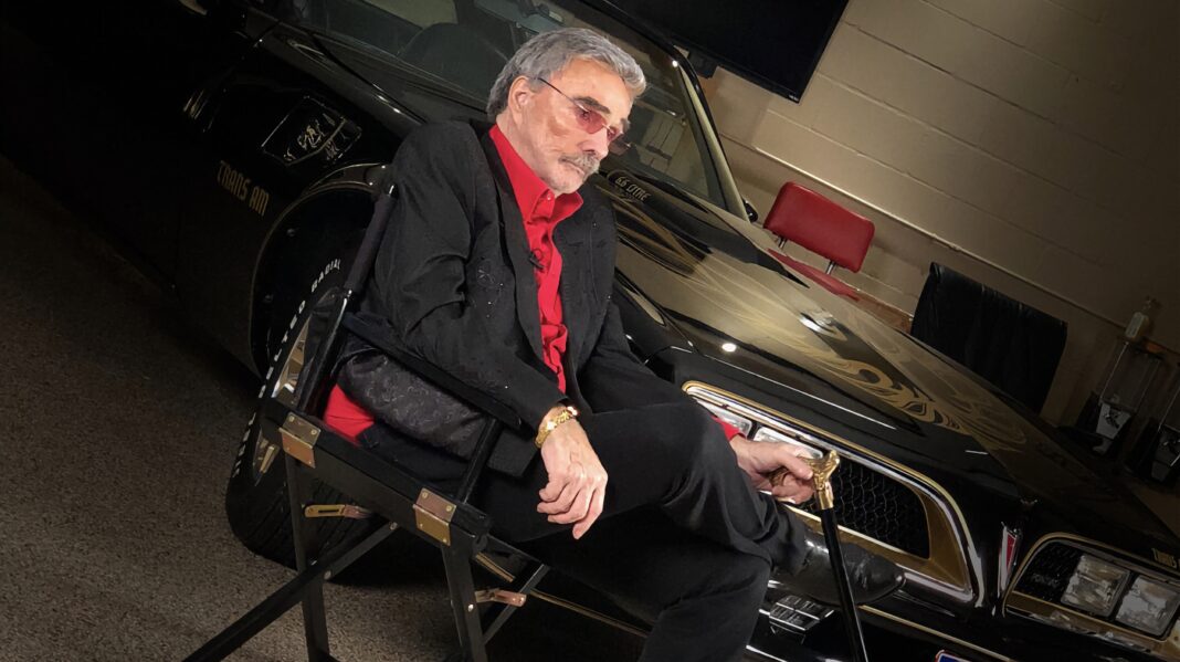 Burt Reynolds con un Pontiac Firebird Trans Am Burt Reynolds con un Pontiac Firebird Trans Am