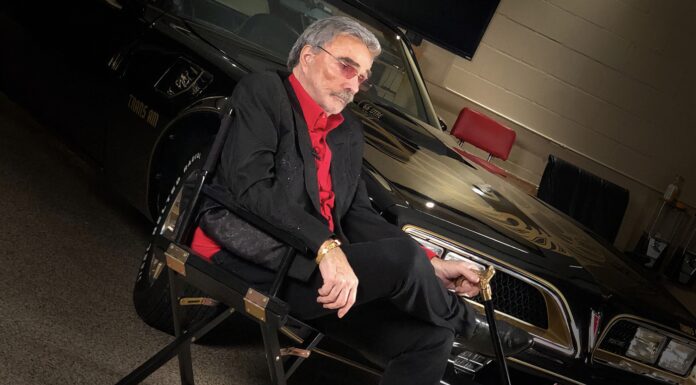 Pontiac prometió a Burt Reynolds un Firebird Trans Am nuevo cada año de por vida después de la película ‘Los caraduras’, pero luego cambió de opinión Burt Reynolds con un Pontiac Firebird Trans Am