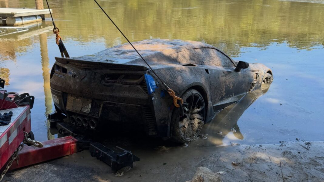 Corvette C7 Grand Sport en el fondo de un río