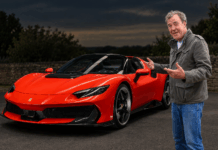 Jeremy Clarkson, periodista y presentador, prueba el Ferrari 296 Speciale A: "El radio de giro es lamentable y el techo hace ruido al plegarse" Jeremy Clarkson prueba un Ferrari 296 Speciale A