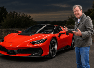 Jeremy Clarkson, periodista y presentador, prueba el Ferrari 296 Speciale A: "El radio de giro es lamentable y el techo hace ruido al plegarse" Jeremy Clarkson prueba un Ferrari 296 Speciale A