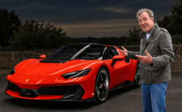 Jeremy Clarkson, periodista y presentador, prueba el Ferrari 296 Speciale A: "El radio de giro es lamentable y el techo hace ruido al plegarse" Jeremy Clarkson prueba un Ferrari 296 Speciale A
