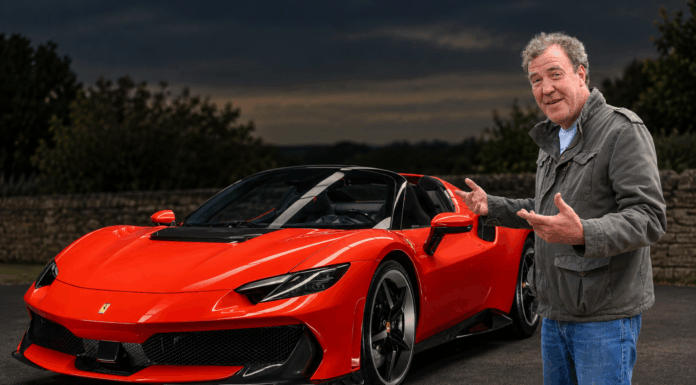 Jeremy Clarkson, periodista y presentador, prueba el Ferrari 296 Speciale A: "El radio de giro es lamentable y el techo hace ruido al plegarse" Jeremy Clarkson prueba un Ferrari 296 Speciale A