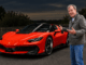 Jeremy Clarkson, periodista y presentador, prueba el Ferrari 296 Speciale A: "El radio de giro es lamentable y el techo hace ruido al plegarse" Jeremy Clarkson prueba un Ferrari 296 Speciale A