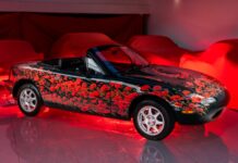 Un Mazda MX-5 Mk1 de 1995 con decoración de amapolas es el último ‘coche artístico’ de la marca para la Carrera del Recuerdo de Mission Motorsport Mazda MX-5 Mk1 amapolas