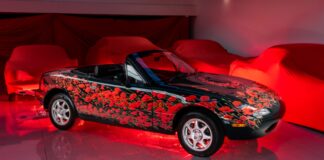Un Mazda MX-5 Mk1 de 1995 con decoración de amapolas es el último ‘coche artístico’ de la marca para la Carrera del Recuerdo de Mission Motorsport Mazda MX-5 Mk1 amapolas