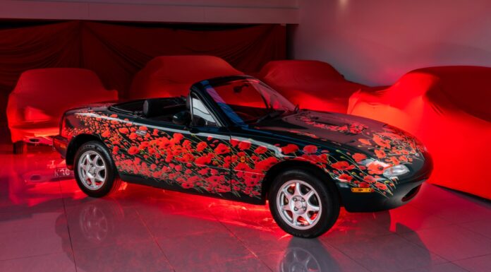 Un Mazda MX-5 Mk1 de 1995 con decoración de amapolas es el último ‘coche artístico’ de la marca para la Carrera del Recuerdo de Mission Motorsport Mazda MX-5 Mk1 amapolas