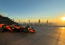 McLaren sube uno de sus F1 al piso 100 del The Edge de Nueva York, a 345 metros de altura McLaren F1 The Edge