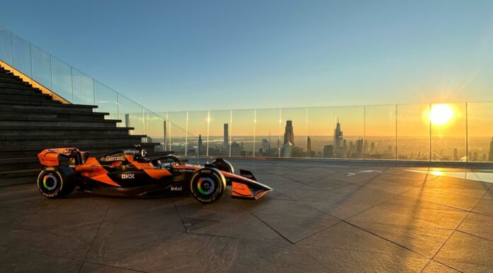 McLaren sube uno de sus F1 al piso 100 del The Edge de Nueva York, a 345 metros de altura McLaren F1 The Edge