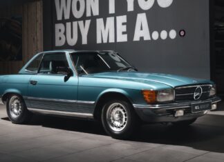 Este Mercedes 500 SL lleva 44 años guardado en un garaje sin matricular. Su propietario lo compró en 1982 y apenas tiene 63 kilómetros Mercedes 500 SL 44 años guardado en un garaje sin matricular