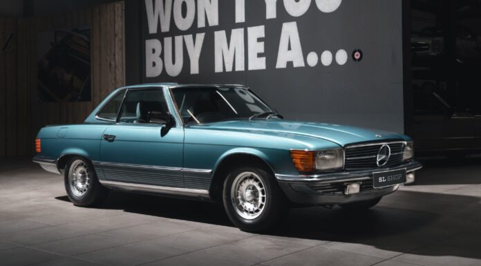 Este Mercedes 500 SL lleva 44 años guardado en un garaje sin matricular. Su propietario lo compró en 1982 y apenas tiene 63 kilómetros Mercedes 500 SL 44 años guardado en un garaje sin matricular