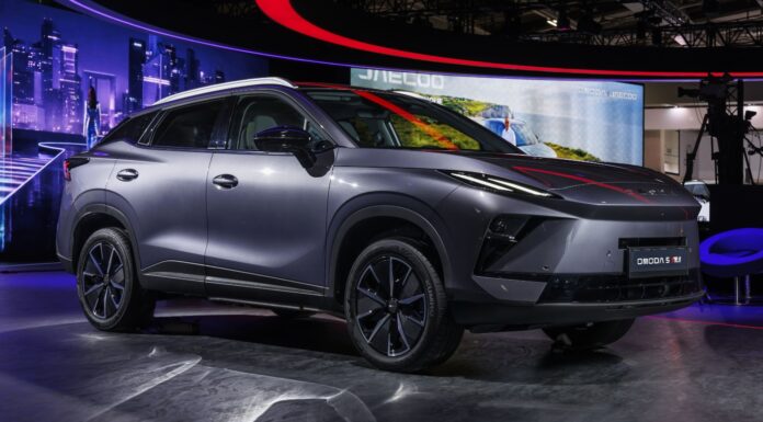 El Omoda 5 se renueva con más tecnología, nada de gasolina puro, pero si EV y versión híbrida de 224 CV y hasta 430 km de autonomía eléctrica nuevo Omoda 5